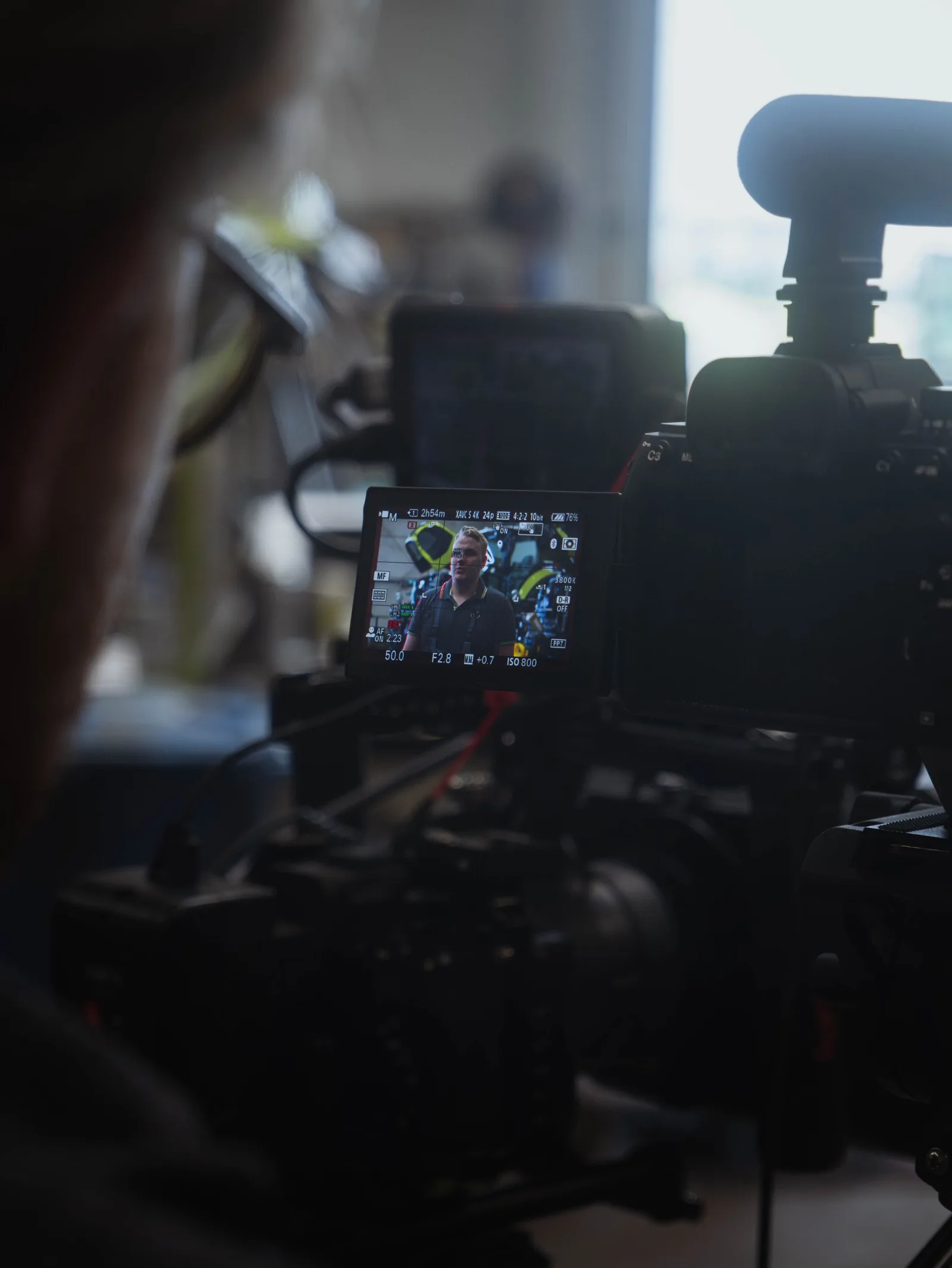 Videointerview mit einem Mitarbeiter in der Werkstatt